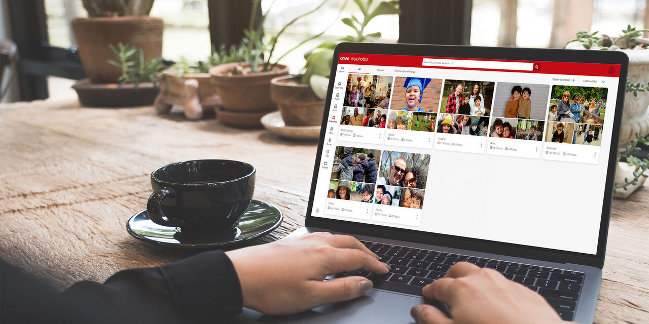 Egy laptop látható a CEWE myPhotos alkalmazással. Az alkalmazást fényképek összeválogatására és archiválására használják.